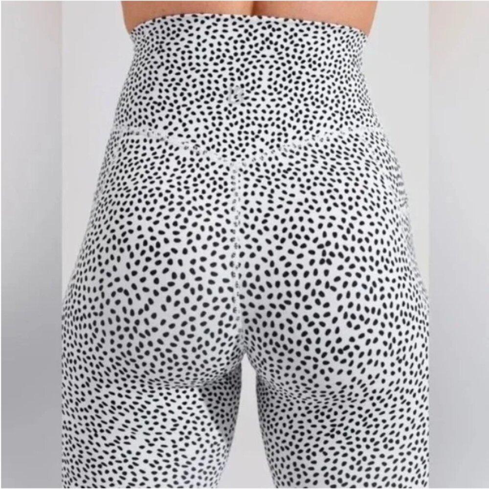 BuffBunny Rosa Pocket Legging- White Bossy Print - Picture 2 of 4